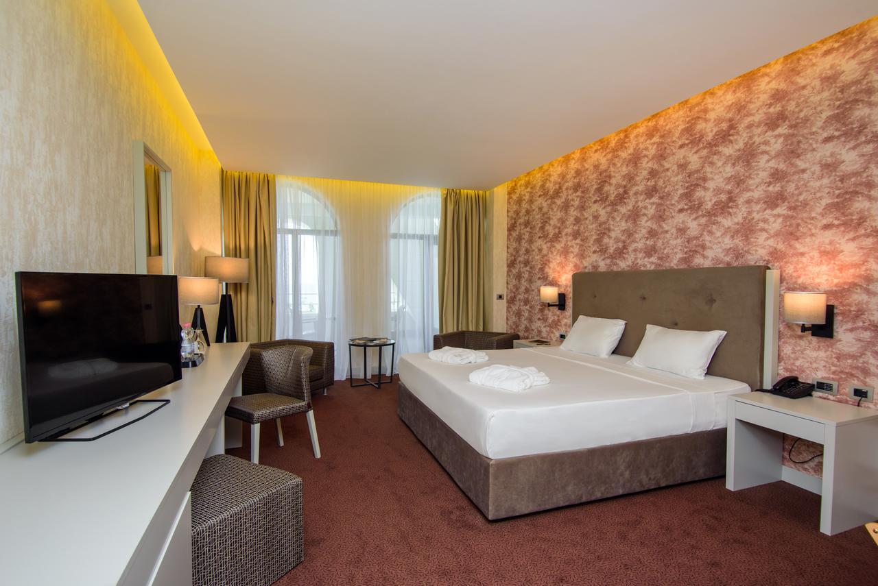 The Grand Gloria Hotel Батуми Екстериор снимка